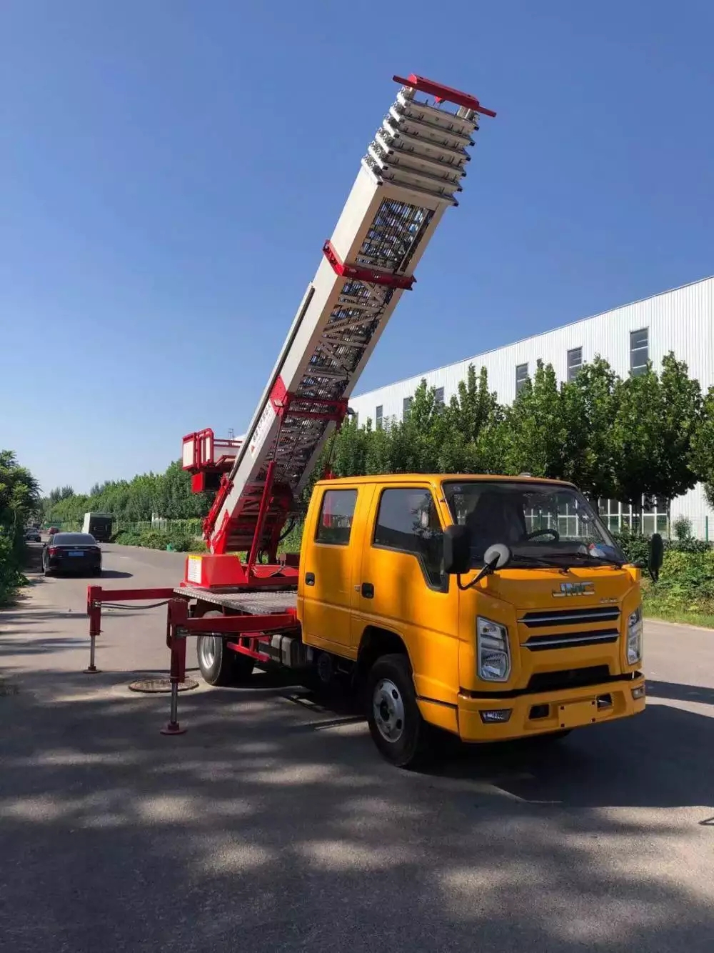 西塞山附近的云梯车出租服务：轻松解决高空作业需求