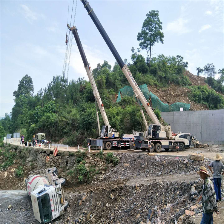西塞山汽车掉沟里叫吊车救援要多少钱